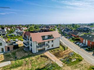 U komt het appartement binnen via de inkomhal met gastentoilet, deze staat in directe verbinding met de leefruimte. Hier bevindt zich de...
