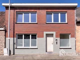 <p><span>Gezinswoning met 3 slaapkamers, zonnepanelen en ruime stadskoer</span></p><p><span>In de </span><span>Pottestraat 88 te Poperinge</span><span> bevindt zich deze gezellige gezinswoning met een praktische indeling.</span></p><p><span>Op het gelijkvloers vindt u een </span><span>ruime inkomhal</span><span>, een </span><span>lichtrijke leefruimte met pelletkachel</span><span>, een </span><span>aparte keuken</span><span> met aansluitende </span><span>berging/wasplaats</span><span>, een </span><span>badkamer met douche en lavabo</span><span>, een </span><span>kleine berging</span><span>, een </span><span>apart toilet</span><span> en een </span><span>ruime stadskoer</span><span>.</span></p><p><span>De eerste verdieping omvat een </span><span>nachthal</span><span> en </span><span>drie volwaardige slaapkamers</span><span>.</span></p><p><span>Een extra troef zijn de </span><span>14 zonnepanelen met thuisbatterij.  </span><span>Bovendien is de woning </span><span>asbestveilig</span><span>, wat extra gemoedsrust biedt aan de toekomstige eigenaar.</span></p><p><span>Troeven:</span></p><ul><li><span>3 volwaardige slaapkamers</span></li><li><span>Leefruimte met pelletkachel</span></li><li><span>14 zonnepanelen met thuisbatterij</span></li><li><span>Asbestveilige woning</span></li><li><span>Ruime berging/wasplaats</span></li><li><span>Onderhoudsvriendelijke stadskoer</span></li><li><span>Centrale ligging nabij het centrum van Poperinge</span></li></ul>