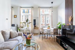 Wil je wonen midden in het bruisende hart van Antwerpen? Dan zit je hier helemaal goed. De Vlasmarkt is een levendige en sfeervolle locatie in het historische centrum, omringd door charmante straatjes, gezellige cafés en leuke eetadresjes. De Grote Markt, Scheldekaaien en het Modekwartier liggen op wandelafstand, net als winkels, cultuur en openbaar vervoer.<br /><br />Het appartement bevindt zich op de eerste verdieping van een kleinschalig neoclassicistisch winkelhuis met slechts drie units, wat zorgt voor een aangenaam, rustig karakter en geen maandelijkse lasten.<br /><br />Het leefgedeelte biedt meer dan voldoende ruimte voor een gezellige zithoek en eettafel. Hoge plafonds en grote raampartijen zorgen voor veel natuurlijk licht en geven het appartement een authentiek cachet. De open keuken sluit mooi aan op de leefruimte en is volledig en praktisch ingericht.<br /><br />Achter het aparte toilet bevindt zich een handige berging met aansluiting voor wasmachine. Aan de achterzijde ligt de ruime slaapkamer met ensuite badkamer, voorzien van douche en wastafel. Vanuit de slaapkamer heb je toegang tot een klein dakterras, een fijne extra die je volledig naar eigen smaak kan inrichten.<br /><br />Kortom, een charmant en lichtrijk appartement op een toplocatie, ideaal voor starters of als interessante investering in het historische centrum van Antwerpen.<br /><br />Epc: 272 kWh/m2, P-score: D, G-score: D, Stedenbouwkundige gegevens in aanvraag