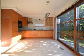 Prachtige villa in Roeselare met ruime tuin en garage<br /><br />Bent u op zoek naar een comfortabele woning die ruimte en rust biedt? Deze charmante villa in Roeselare, is de perfecte plek voor u en uw gezin. Gelegen op een perceel van maar liefst 553 m², biedt deze open bebouwing tal van mogelijkheden om van het buitenleven te genieten.<br /><br />Indeling en voorzieningen<br />De villa beschikt over 3 ruime slaapkamers, ideaal voor een gezin of als werkruimte. De indeling is praktisch en functioneel, met een lichtrijke woonkamer die toegang biedt tot het zonnige terras. De open keuken is perfect voor het bereiden van heerlijke maaltijden en het entertainen van gasten. <br />De woning heeft één badkamer, die van alle gemakken is voorzien. Daarnaast zijn er maar liefst 3 parkeerplaatsen beschikbaar, zodat u nooit om ruimte hoeft te verlegen.<br /><br />Tuin en buitenruimte<br />De zuidwest georiënteerde tuin is een waar paradijs voor tuinliefhebbers en zonaanbidders. U kunt er heerlijk ontspannen op het terras of genieten van een gezellige barbecue met vrienden en familie. De tuin biedt ook voldoende ruimte voor kinderen om te spelen of voor het aanleggen van een moestuin. Een kleine hobby serre is ter beschikking.<br /><br />Duurzaamheid en energie<br />Met een EPC-waarde van 242.00 en energielabel C, is deze woning relatief energiezuinig. Dit maakt het niet alleen goed voor het milieu, maar ook voor uw portemonnee.<br /><br />Garage en extra ruimte<br />De villa komt met een handige garage, perfect voor het stallen van uw auto of als extra opslagruimte. Met de garageplaats heeft u ook voldoende ruimte voor uw fietsen en andere benodigdheden. Woning beschikt ook over een handige carport.<br /><br />Locatie<br />De woning is ideaal gelegen in een rustige buurt in Roeselare, met alle nodige voorzieningen in de nabijheid. Scholen, winkels en openbaar vervoer zijn gemakkelijk bereikbaar, waardoor deze locatie perfect is voor gezinnen en forenzen.<br /><br />Kortom, deze villa in Roeselare biedt een unieke combinatie van comfort, ruimte en een uitstekende locatie. Mis deze kans niet en maak snel een afspraak voor een bezichtiging!