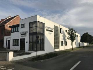 Verkoop van de aandelen van een patrimoniumvennootschap die het volgend onroerend goed omvat:<br /><br />Op zoek naar een rendabele investering of een veelzijdig bedrijfsvastgoed in Ingelmunster? Dit polyvalent bedrijfsgebouw combineert momenteel een geautomatiseerd hotel met een ruime privéwoonst, een sfeervolle bar + polyvalente ruimte en een uitstekende private parkeergelegenheid op een ruim perceel.<br /><br />Belangrijkste kenmerken & troeven:<br /><br />- Grondoppervlakte: ca. 839 m²<br /><br />- 11 hotelkamers: Volledig voorzien van een eigen badkamer (variërend van standaard tot luxe afwerking met o.a. bubbelbad)<br /><br />- Automatische check-in: Voorzien van een kiosk op het gelijkvloers voor een efficiënt en flexibel uitbatingsbeheer<br /><br />- Private parking: 12 eigen staanplaatsen + een afzonderlijke privégarage<br /><br />- Gezellige bar & polyvalente ruimte<br /><br />- Eigen woonst: Volledig geïntegreerd in het gebouw<br /><br />- Buitenruimte: Privatief terras/tuin van ca. 46 m²<br /><br />- Uitgerust met maar liefst 50 zonnepanelen<br /><br />Gedetailleerde beschrijving:<br />Gelijkvloers – Ontvangst & Horeca/Woonfunctie<br />Bij het betreden van het pand komt u in de inkomhal met geautomatiseerde check-in kiosk. Dit systeem maakt het mogelijk om de kamerverhuur grotendeels te automatiseren. Aansluitend bevindt zich de bar met polyvalente ruimte. Daarnaast beschikt het gelijkvloers over een volwaardige eigen woonst en een ruime garage.<br /><br />Eerste verdieping – Kamers<br />Op de eerste verdieping bevinden zich de 11 verzorgde hotelkamers. Elke kamer is uitgerust met een eigen badkamer. Het aanbod varieert van comfortabele standaardkamers tot meer luxueuze types met extra faciliteiten zoals een privé-bubbelbad.<br /><br />Exterieur & Parkeergelegenheid<br />Het perceel van 839 m² beschikt over een privatieve buitenruimte van ca. 46 m² en een zeer ruime private parking met 12 staanplaatsen, wat een grote troef is voor gasten en bezoekers.<br /><br />Transactievorm:<br />Het betreft een verkoop via aandelenoverdracht van een patrimoniumvennootschap.<br /><br />Op zoek naar bedrijfsvastgoed bestaande uit een bedrijfsgebouw te koop in Ingelmunster? Aarzel dan niet om ons te contacteren op het nummer 051 21 22 23.<br /><br />Bestuursmaatregelen in het maatregelenregister: nee