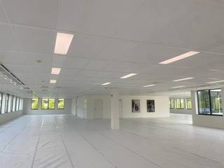 <p>Dans un immeuble moderne idéalement situé à Diegem, à proximité immédiate de l’aéroport de Zaventem, du Ring de Bruxelles et de la gare de Diegem, plusieurs surfaces de bureaux sont disponibles à la location :</p>
<ul>
<li>
<p><strong>Deuxième étage</strong> : 1.339,20 m² <strong>divisibles à partir de 250 m²</strong></p>
</li>
<li>
<p><strong>Troisième étage</strong> : <strong>576,19 m² disponibles</strong></p>
</li>
</ul>
<p><strong>Nombreuses commodités sur site</strong> : ascenseur, climatisation, salle polyvalente, kitchenette, sanitaires, abri vélos, espace fumeur.<br /><strong>Bornes de recharge électrique</strong> récemment installées.</p>
<p><strong>Conditions</strong> :</p>
<ul>
<li>
<p><strong>Charges communes</strong> : 30 €/m²/an (incluant taxe foncière, eau, assurance incendie, entretien bâtiment, climatisation, sécurité, nettoyage des vitres, etc.)</p>
</li>
<li>
<p><strong>Parking extérieur</strong> : 500 €/place/an</p>
</li>
<li>
<p><strong>Parking intérieur</strong> : 1.200 €/place/an</p>
</li>
</ul>
<p><strong>Accessibilité optimale</strong> : accès rapide via la sortie 13 de l’E40, <strong>connexion Maxmobiel vers Gand St-Pieters</strong>.</p>
<hr />
<p><strong>Intéressé(e) ?</strong><br />Contactez-nous pour plus d’informations sur les surfaces disponibles ou pour organiser une visite.</p>