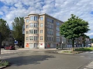 <p><span>Op een commerciële hoeklocatie in </span><span>2020 Antwerpen</span><span>, tussen de </span><span>Jan Van Rijswijcklaan</span><span> en de </span><span>Antwerpse Ring</span><span>, bevindt zich dit veelzijdige kantoor. De combinatie van een uitstekende zichtbaarheid, vlotte bereikbaarheid en een dynamische omgeving met kantoren, winkels, zorgvoorzieningen en openbaar vervoer maakt dit een ideale vestigingsplaats voor uiteenlopende professionele activiteiten. </span></p><p><span>Het pand is momenteel ingericht als </span><span>bankkantoor</span><span>, maar leent zich perfect voor uiteenlopende professionele activiteiten. Denk aan een </span><span>(para)medische praktijk</span><span>, </span><span>accountants- of boekhoudkantoor</span><span>, </span><span>verzekerings- of bankkantoor</span><span>, </span><span>advocatenkantoor</span><span>, </span><span>consultancy</span><span>, </span><span>administratie</span><span>, </span><span>HR</span><span>, </span><span>IT</span><span>, </span><span>marketing</span><span>, </span><span>klantenservice</span><span> of een </span><span>coworkingconcept</span><span>.</span></p><p><span>De praktische indeling en de ruime oppervlakte bieden tal van mogelijkheden om de inrichting af te stemmen op jouw onderneming. Daarnaast beschikt het pand over </span><span>kelderbergingen</span><span>, ideaal voor archief, stockageruimte of extra opslag.</span></p><p><span>Het kantoor wordt verwarmd via een </span><span>energiezuinige warmtepomp</span><span>, wat zorgt voor een aangenaam binnenklimaat en een efficiënt energieverbruik.</span></p><p><span>Troeven:</span></p><ul><li><span>Commercieel hoekpand van ca. 160 m²</span><span> </span></li><li><span>Uitstekende zichtbaarheid</span><span> </span></li><li><span>Geschikt voor </span><span>kantoren, vrije beroepen en (para)medische praktijken</span><span> </span></li><li><span>Kelderbergingen</span><span> inbegrepen </span></li><li><span>Verwarming via warmtepomp</span><span> </span></li><li><span>EPC C</span><span> </span></li><li><span>Vlot bereikbaar met wagen en openbaar vervoer </span></li></ul><p><span>Huurprijs:</span><span> </span><span>2.500 per maand</span></p><p><span>Ben je op zoek naar een commerciële locatie met een uitstekende visibiliteit en tal van mogelijkheden? Contacteer ons vandaag nog op 036466655 of <span>info@sinjoor.be</span></span><span> voor meer informatie of een bezichtiging.</span></p><p><span> </span></p><p><span> </span></p>