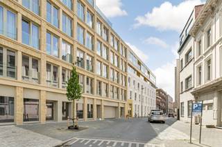 Dit moderne appartement is gelegen op de vierde verdieping van residentie Rijnpoort. Het appartement beschikt over twee slaapkamers, een prachtige open keuken, een berging, een terras, een autostaanplaats, een fietenberging én een toplocatie!<br /><br />Met zijn 82 m² biedt dit appartement meer dan genoeg ruimte om je een aangenaam wooncomfort te bieden. De keuken is voorzien van alle hedendaagse apparatuur van Siemens. De was- en droogmachine kunnen in de aparte berging worden geplaatst. Het zonovergoten terras (8 m²) is ideaal voor ontspannen momenten en gezellige diners in de buitenlucht. De gemeenschappelijke binnenkoer biedt een oase van groen en rust midden in de stad, terwijl de gemeenschappelijke fietsenberging en ondergrondse autostaanplaats (met laadvoorziening!) zorgen voor ultiem gemak. <br /><br />Beschikbaar vanaf 1/08/2026.<br /><br />€100 gemeenschappelijke kosten incl. privatief verbruik verwarming via tussenmeter.<br /><br />Interesse? info@neonvastgoed.be of 03/336.88.88
