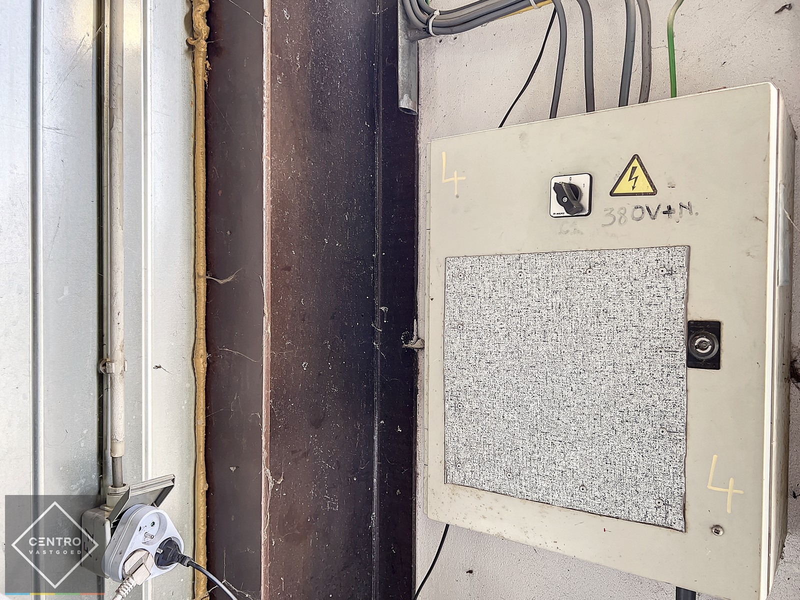 Goed gelegen LOODS (ca.120 m2) met elektrische sectionaalpoort te RUMBEKE. - foto 5