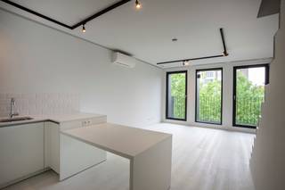 <p>Prachtig duplexappartement van ca 80 m² aan de Britselei, een centrale en hippe locatie in de stad. Enerzijds is het rustig genieten van het groene Stadspark op slechts 500 meter wandelafstand. Anderzijds liggen de winkelstraten en het Theaterplein om de hoek. Kortom, een heerlijke locatie tussen het Zuid en het centrum van Antwerpen. Bovendien is er een vlotte bereikbaarheid gegarandeerd dankzij de nabijheid van de belangrijkste invalswegen.<br /><br />Het appartement is afgewerkt met hoogwaardige materialen en met oog voor elk detail. Doorheen het appartement is gewerkt met een witte vloer gecombineerd met een donkere stalen trap en zwarte accenten in verlichting en ramen.<br /><br />De grote raampartijen zorgen voor een aangename lichtinval in de leefruimte op de tweede verdieping, deze zijn ongetwijfeld de grote troef van dit appartement. Deze geeft uit op een gezellig terrasje.<br /><br />De keuken met ontbijttoog heeft een strak wit design met greeploze kasten en tal van lades en is uitgerust met kwalitatieve toestellen: microgolf- en oven, koelkast met diepvries, kookplaat en vaatwasser. Het keukenwerkblad is afgewerkt met een onderhoudsvriendelijke composietsteen.<br /><br />Op de bovengelegen verdieping bevindt zich een op maat gemaakt bureaumeubel. De slaapkamer kan gebruikmaken van de badkamer met douche en lavabo. Hier zijn ook aansluitingen voor wasmachine en droogkast aanwezig. Aparte bergruimte en apart toilet.<br /><br />Aan opbergruimte geen gebrek door een vestiairekast in de inkomhal, ingemaakte kasten onder de trap en een op maat gemaakte kastenwand in de slaapkamer. Designverlichting en airconditioning vervolledigen dit appartement.<br /><br />Gemeenschappelijke lasten: 45 Euro per maand.<br />Alle nutsvoorzieningen zijn privé op te nemen door de huurder.<br /><br />Beschikbaar vanaf 1 november 2026.</p>