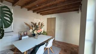 Achter deze idylisch 19de eeuwse gevel van 2 aaneensluitende woningen schuilt een verrassende vernieuwbouw van 104 m² met ruim TERRAS en voorzien van alle modern comfort. Deze woning gelegen vlakbij het Minnewaterpark, station en naburige ruime parking, is uitermate geschikt voor singles of ouder koppel. Kwalitatieve afwerking met prachtige oud-stenen vloer, massief eiken deuren en balken. Dubbele woonst met 2 ingangen, een inkom, living / eetplaats, keuken, bureel, berging, 2 wc's, links en rechts een rechte beuken trap naar de 2 slaapkamers, badkamer, zeer ruim stadsterras met plantenzone.   **  #leukwonen #brugge  **    **  Beschikbaar  1 oktobr 2026