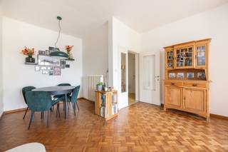<p><strong>LICHTRIJK EN SMAAKVOL APPARTEMENT MET TERRAS IN CENTRUM MORTSEL</strong><br />Op een zeer centrale ligging in Mortsel bevindt zich dit smaakvol ingerichte en gemoderniseerde appartement op de derde verdieping van een kleinschalige residentie. Dankzij de hogere ligging geniet je niet alleen van veel natuurlijk licht, maar kijk je achteraan bovendien uit op het groen van Klein-Zwitserland.</p><p>Het appartement werd met oog voor sfeer en comfort ingericht en beschikt over een aangename leefruimte met veel lichtinval. De ruime slaapkamers bieden voldoende plaats en flexibiliteit, ideaal voor wie graag wat extra ruimte heeft.</p><p>Achteraan bevindt zich een gezellig terras waar je in alle rust van de buitenlucht en het groene uitzicht kunt genieten. De badkamer werd recent vernieuwd en is uitgerust met een moderne douche.<br />Het appartement wordt verwarmd via centrale verwarming op aardgas.</p><p><strong>Renovatieplicht:</strong> het appartement heeft momenteel een EPC-label F. Door het dak te isoleren kan meteen aan de renovatieverplichting worden voldaan, waardoor een belangrijke eerste stap naar een energiezuiniger appartement relatief eenvoudig te realiseren is. Deze kost wordt gedeeld onder alle mede-eigenaars.<br /><strong>Ligging:</strong> een absolute troef. De Antwerpsestraat bevindt zich in het centrum van Mortsel, met winkels, horeca, openbaar vervoer, scholen en dagelijkse voorzieningen op wandelafstand. Ondanks deze centrale ligging bevindt het appartement zich op de derde verdieping, waardoor je achteraan geniet van een verrassend groen en vrij uitzicht.</p><p>Een charmant en lichtrijk appartement met een centrale ligging én een groen uitzicht. Ideaal voor wie centraal wil wonen, maar toch graag wat rust en ruimte ervaart.</p>