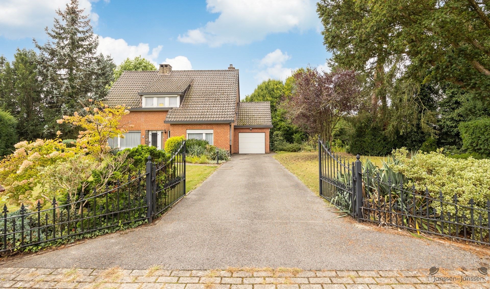 Charmente, karaktervolle ruime woning, 5 slaapkamers, garage met ruime omheinde tuin te Tremelo. - foto 1