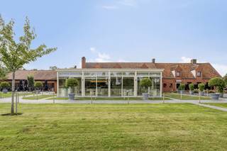 Een volledig vergunde en instapklare horeca-exploitatie gelegen op een uitgestrekt domein van 6.5 hectare in agrarisch gebied te Oedelem. De...