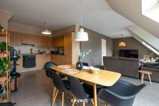 TE HUUR TE EERNEGEM Op zoek naar een instapklare duplex/penthouse? Deze fijne woning met 3 slaapkamers en 1 badkamer in de Aartrijkestraat is nu beschikbaar! ✨Interesse of meer info? Neem snel contact op met Nele📞 +32 494 03 02 86✉️ nele@correctvastgoed.be