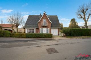 <p><span>Landhuis met karakter in Berlare, charme met toekomst</span></p><p><span> </span></p><p><span>Afspraak via Dries@immosafe.be</span></p><p><span> </span></p><p><span>Deze woning beschikt over een sterke structuur (betonnen gewelf) en vormt de perfecte basis om een eigentijdse thuis met behoud van charme te creëren.</span></p><p><span> </span></p><p><span>* 2 ruime slaapkamers, met mogelijkheid tot een derde </span></p><p><span>* Inpandige garage die perfect kan worden omgevormd tot extra leefruimte</span></p><p><span>* Buitenruimte met potentieel om een volwaardige garage te realiseren</span></p><p><span>* Overvloedige lichtinval</span></p><p><span>* Voordeur en ramen deels vernieuwd, een mooie start is al gemaakt</span></p><p><span>* Topligging, wandelafstand van de natuurgebieden Konijnenberg en Paardenweide</span></p><p><span> </span></p><p><span>Hoewel verdere renovatie nodig is vooral om het energiepeil te optimaliseren krijgt u hier een woning met sterke botten, klaar om naar uw hand te zetten en futureproof te maken.</span></p><p><span> </span></p><p><span> </span></p><p><span>Het pand is omringt door platanen die leidden richting het Heidekasteel een detail dat meteen het unieke en landelijke karakter onderstreept. </span></p><p><span>Authentiek landhuis met geschiedenis, licht, ruimte en eindeloze mogelijkheden, op een topligging in Berlare.</span></p><p><span> </span></p><p><span>Dit karaktervolle landhuis, staat te wachten op iemand met visie en smaak.</span></p><p><span> </span></p>