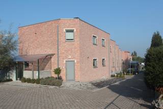 Plan uw afspraak in via www.living-stone.beAppartement met 1 slaapkamer.Gelegen op het gelijkvloers (-1 niveau). Geen lift aanwezig.Vanuit de...