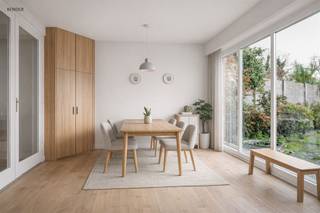 <p><span>Te renoveren gezinswoning met garage en tuin in Kontich.</span></p><p><span>In het hart van Waarloos bevindt zich deze charmante gezinswoning, ideaal voor wie op zoek is naar een renovatieproject met karakter en potentieel. Met een grondoppervlakte van 488 m² en een bebouwde oppervlakte van 137 m² ( + zolder) vormt deze woning een solide basis om volledig naar eigen smaak te moderniseren.  Ook ideaal voor een onthaalmoeder met ruime kamers en een superleuke buitenomgeving.</span></p><p><span> </span></p><p><span>Bij het binnenkomen vallen meteen de authentieke houten elementen en lambrisering op, die de leefruimtes een warme en huiselijke uitstraling geven. De logische en functionele indeling zorgt voor een aangenaam wooncomfort en biedt flexibiliteit voor verschillende gezinssituaties. De woning beschikt over vier ruime slaapkamers en een badkamer, wat het geheel bijzonder geschikt maakt voor een groter gezin of wie extra werk- of hobbyruimte wenst. Daarnaast zijn een garage en zolder aanwezig, wat extra opberg- of uitbreidingsmogelijkheden creëert.  Achter de keuken bevindt zich een aangenaam terras dat uitkijkt op de diepe tuin. De tuin biedt dankzij haar grootte en indeling vele mogelijkheden voor ontspannen buitenleven, speelruimte of toekomstige aanpassingen. Een praktisch tuinhuisje is eveneens aanwezig.</span></p><p><span>De ligging is bovendien een grote troef: de woning bevindt zich nabij openbaar vervoer en geniet van vlotte verbindingen richting belangrijke invalswegen, de dorpskern en rechtover de school (kleuter en lager onderwijs)</span></p><p><span> </span></p><p><span> </span></p>