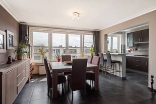 Ruim appartement met terrasDit tweeslaapkamerappartement (ca. 95 m²) is gelegen in een rustige straat waarbij winkels, scholen en parken op een...