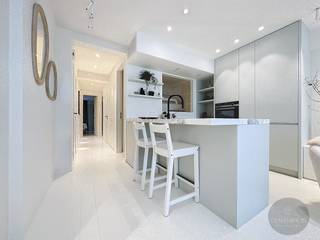 Dit appartement is volledig en grondig gerenoveerd en omgetoverd tot een absoluut pareltje!<br />In het hart van het Zoute, vlakbij de Zeedijk. <br />Het appartement is gelegen op de derde verdieping en heeft een zijdelings zeezicht. <br />Indeling als volgt: Inkomhal, woonkamer met eethoek, open ingerichte keuken, gastentoilet, vestiaire, 3 slaapkamers, badkamer met inloopdouche. de twee achterliggende slaapkamers hebben toegang tot het terras. MEUBILAIR IN DE PRIJS INBEGREPEN!<br /><br />UW BEZOEK WAARD!