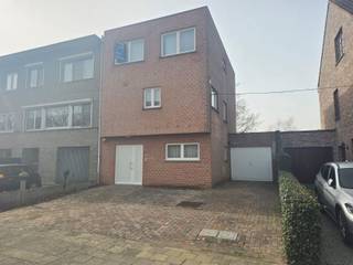 <p>Algemeen</p><p>Vlakbij het centrum van Wilrijk in een zeer rustige buurt vinden we deze ruime half-open bebouwing die vroeger fungeerde als dokterswoning op een perceel van 268m². De woning heeft een bewoonbare oppervlakte van maar liefst 256m². In de woning zijn er 4/5 slaapkamers en 2 badkamers aanwezig. De woning werd doorheen de jaren zeer goed onderhouden, de condensatieketel werd reeds vervangen waardoor het de woning zeer energiezuinig maakt (EPC B).</p><p></p><p>Indeling</p><p>We betreden de woning in een aangename inkomhal met gastentoilet en wachtruimte. Het gelijkvloers is ingedeeld in verschillende ontvangstruimtes (allen met gyproc muren zodat dit gemakkelijk kan aangepast worden naar eigen noden) met achteraan een gastenkamer met badkamer en toegang tot de garage en tuin. De eerste verdieping omvat een ruime leefruimte met toegang tot het west-gericht terras, aparte goed onderhouden keuken en zeer ruime berging. Op de 2de verdieping vinden we nog 3 slaapkamers en ruime badkamer.</p><p>Tevens is er een ruime kelder aanwezig waar de technische ruimte zich bevindt en overal handige ingemaakte kasten.</p><p>Woning is overigens volledig asbestveilig.</p><p>De foto's bevatten renders om een impressie te geven van de mogelijkheden.</p><p>Interesse</p><p>Zoekt u naar een ruime gezinswoning/praktijkruimte met leuke tuin en veel slaapkamers? Aarzel niet en bel snel voor een afspraak op 03/459.89.59.</p><p></p>