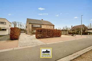 <p><span><span>Alweer VERKOCHT op 1e BEZOEKDAG. Contacteer RANDY REMUE 0479/ 99. 99. 90 als u ook op 1 DAG wil verkopen.</span></span></p><p>!!AANDACHT! UPDATE 19/03/2026 - Op dit ogenblik is de agenda voor deze bezoekdag volledig volzet, alvast bedankt voor het begrip."ABSOLUTE TOPPER" - Afspraak ENIGE BEZOEKDAG enkel telefonisch via Randy Remue op 0479/ 99. 99. 90. De stukken van de woning zijn te consulteren op www.immo-zone.be. Meer info via Facebook "Remue Randy" - LIKE de pagina en blijf op de hoogte van alle nieuwe woningen. Deze prachtige recente en energiezuinige woning vinden we terug in de rustige Bosveldstraat 28, Zottegem. Indeling: Na het betreden van de woning via de inkomhal met gastentoilet gaan we naar de open keuken en leefruimte, die dankzij grote raampartijen uitkijken op de groene, zonnige tuin en achterliggende velden. Hier geniet je dagelijks van licht, rust en ruimte. De woning is praktisch ingericht met het oog op de toekomst met op het gelijkvloers een bureau/slaapkamer en 1e badkamer. Er is hier ook nog een berging. Op het 1e verdiep bevinden zich 3 slpks waarvan de master bedroom met dressing. De 2e badkamer met inloopdouche en dubbele lavabo treffen we hier ook, net als een handige wasruimte. Op het 2e verdiep vinden we nog een extra troef: de 4e slaapkamer en zolderruimte. De woning beschikt nog over een ruime garage en over zonnepanelen. Een ABSOLUTE TOPPER voor starters, gezinnen of investeerders. P-score: A / G-score: A. <br />VOOR ZEER SNELLE BESLISSERS!!<br />IMMO ZONE RHODELAND      RANDY REMUE - 0479/ 99. 99. 90</p>