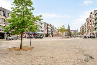 Recent, move-in ready penthouse in a central location, featuring two exceptionally spacious terraces (front and rear).Layout: consisting of an...