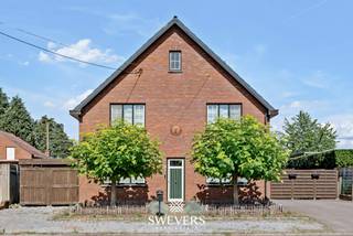 Voor meer info en foto’s, surf naar www.swevers.be – Op een rustige locatie in Heusden-Zolder vindt u deze verzorgde open bebouwing met een bewoonbare oppervlakte van 246 m² op een perceel van 6a 36ca. De woning, gebouwd in 1955, werd doorheen de jaren grondig gerenoveerd en verkeert in instapklare staat. Via de inkomhal bereikt u de ruime leefruimte van 47,75 m² met aansluitend een aparte keuken. Verder beschikt het gelijkvloers over een veranda met zicht op de tuin, een wasplaats, een apart toilet, een hobbyruimte en een praktische berging. Op de eerste verdieping bevinden zich drie volwaardige slaapkamers van 18,25 m², 18,25 m² en 14,44 m², aangevuld met een ruime badkamer. Daarnaast zijn er een kelder van 5 m² en een zolder van ongeveer 48,75 m², ideaal als extra bergruimte of voor een toekomstige invulling. De hobbyruimte biedt bovendien mogelijkheden voor een zelfstandige activiteit, atelier of thuiswerkplek. De onderhoudsvriendelijke tuin vormt een aangename plek om te ontspannen, te spelen of gezellig buiten te genieten. Ook de ligging is een grote troef. De autosnelweg bereikt u op 4 km, openbaar vervoer ligt op 582 meter, scholen bevinden zich op minder dan 1 km en winkels en restaurants op ongeveer 1,2 km. Bovendien geniet u van de nabijheid van een mooi natuurgebied, ideaal voor wandel- en fietsliefhebbers. Een ruime, instapklare gezinswoning met tal van mogelijkheden op een rustige en vlot bereikbare locatie. Voor meer informatie, bel 011 255 155. Bron bewoonbare oppervlakte: EPC – verslag.