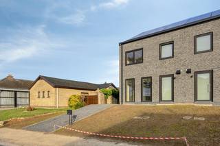 Deze halfopen bebouwing vinden we terug te Linter, rustig gelegen in het groen. De woning wordt volledig instapklaar afgewerkt en beschikt over alle comfort.<br /><br />De inkomhal van de woning biedt toegang tot het apart toilet, alsook tot de zithoek. Deze beschikt over een open keuken met eethoek, en geeft toegang tot de trap naar de eerste verdieping. Ook bevindt zich op de gelijkvloers nog een berging waar de technieken ook terug te vinden zijn.<br /><br />Op de eerste verdieping kan je via de nachthal de 3 slaapkamers, de berging en de badkamer, uitgerust met douche, toilet en lavabo, betreden. De tuin wordt volledig aangelegd en omheind. Daarnaast wordt ook de oprit en het terras aangelegd.<br /><br />Heb jij interesse in een nieuwbouwwoning met EPC label A+ in een rustige omgeving? Aarzel niet om ons te contacteren!<br /><br />Bestuursmaatregelen in het maatregelenregister: nee