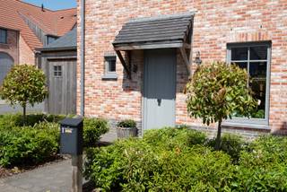 Halfopen, instapklare woning in pastorijstijl met 4 slpks, garage met oprit en sfeervolle tuin <br /><br />Deze woning te koop ZONDER makelaar. Wenst u verdere inlichtingen? Contacteer rechtstreeks de eigenaar via 0478/24.23.84 of geert384@hotmail.com. <br /><br />Bezoekmoment op afspraak vrijdag 12/06/26 en 19/06/26, telkens 18:00-20:30.<br /><br /><br />Halfopen woning van 2017, instapklaar en energiezuinig, voorzien van alle comfort en ideaal voor de koper aan wie klussen niet besteed is. <br /><br /><br />De inkomhal biedt toegang tot de lichtrijke en gezellige leefruimte met ruime zithoek met connectie met de achtertuin en voorzien van gashaard, en eethoek met aansluitend open keuken met connectie met de voortuin en het groene binnenplein van de knusse en rustige wijk Driekoningen. <br /><br />Het gelijkvloers omvat verder het gastentoilet met raam en berging met wasruimte met toegang tot de aanpalende ruime garage die uitgeeft op de tuin. <br /><br />In de onderhoudsvriendelijke tuin is het heerlijk vertoeven op het ruime terras én het knusse overdekte terras.<br /><br />Op de eerste verdieping bevinden zich de lichtrijke badkamer voorzien van zowel douche als bad, nachthal, master bedroom, toilet, bergruimte met potentieel tot dressingkamer en 2 kinderkamers (ook ideaal als thuiskantoor). <br /><br />Een tweede vaste trap leidt naar de tweede verdieping, voorzien van een ruime slaapkamer (ook ideaal als hobbykamer) en ruime opbergzolder. <br /><br />Deze sfeervolle woning geniet van een rustige ligging in een kindvriendelijke buurt, op wandelafstand van het centrum van Lichtervelde, een bruisende gemeente voorzien van alle faciliteiten en vlotte mobiliteit dankzij de aansluiting met de E403 en het treinstation.<br /><br />Extra troeven: <br /><br />* regenwaterput 10.000L<br />* zonnepanelen 1300 Wattpiek <br />* EPC A<br />* zonneluifel