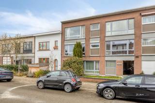 Zeer goed gelegen appartement op de tweede verdieping (zonder lift) vlakbij het Boekenberg Park bestaande uit: inkomhal met ingemaakte kast en apart toilet, lichtrijke living met open geïnstalleerde keuken, ingerichte badkamer, 2 slaapkamers waarvan de grootste slaapkamer toegang geeft tot het terras en een ruime berging. Heel het appartement is voorzien van een gietvloer behalve de 2 slaapkamers (laminaat).<br />Achteraan het gebouw is er een afzonderlijke garagebox inbegrepen in de prijs en onderaards is er nog een handige bergkelder.