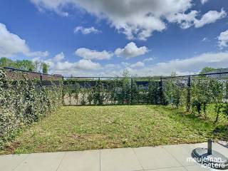 This recently built apartment is located in the Querques residence and features high-quality finishes.<br />The bright apartment offers: an entrance hall with space for a coat rack and a guest toilet, a light-filled living room with an open, fully equipped kitchen (including ceramic hob, refrigerator, oven, and double sink), and an adjoining southwest-facing garden with a terrace.  
Additionally, the apartment includes a central heating storage room, two bedrooms (one double and one single), and a bathroom with a double sink and a spacious walk-in shower.<br />The apartment is painted with a primer coat.  
A cellar storage room is included in the rental price. The building benefits from a shared bicycle storage area at the rear.  
A parking space can be rented for an additional €25 per month.  
Thanks to the new building standards, this apartment has an exceptionally energy-efficient character.