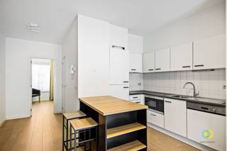 <p><span>Gelegen in het hart van de stad Brussel, op wandelafstand van winkels, horecazaken en verschillende kantoor gebouwen, vindt u dit gemeubelde één slaapkamer appartement op de derde verdieping. Dankzij de centrale ligging is dit appartement ideaal voor wie in de buurt werkt of graag in het stadscentrum woont. Bij het binnenkomen betreedt u meteen de aangename leefruimte van 23m² met een volledig uitgeruste open keuken. Aansluitend bevindt zich een praktische berging met wasmachine en droogkast. De woonkamer geeft toegang tot een gezellig terras. Via de nachthal bereikt u de douchekamer met toilet, een aparte bureauruimte en de slaapkamer van 9,5m². Het appartement is gelegen in een rustige straat, vlak naast het centrum, waardoor u geniet van zowel rust als een uitstekende bereikbaarheid. Interesse in dit instapklare en centraal gelegen appartement? Aarzel dan niet om contact met ons op te nemen voor een bezoek.</span><span> </span></p><p><span>Lasten: 125/maand voor de gemeenschappelijke delen. </span></p><p><span>Water- en elektriciteitsverbruik: individuele tellers.</span></p>