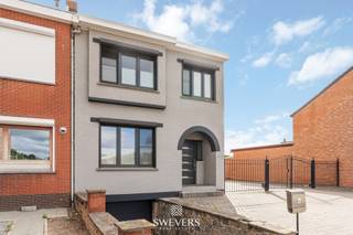 Voor meer info en foto’s, surf naar www.swevers.be – In een rustige straat in Borgloon ontdek je deze verrassend ruime halfopen woning op een...