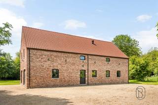 Gelegen in een rustige omgeving, op een steenworp van de Franse grens, is deze traditionele woning gebouwd op een ruim perceel van 5.600 m².De woning biedt mooie volumes en tal van inrichtingsmogelijkheden. Ze bevindt zich momenteel in een ruwe afwerkingsfase, waardoor toekomstige eigenaars ze volledig naar eigen wens kunnen afwerken en aanpassen.De gelijkvloerse verdieping bestaat uit een ruime inkomhal, een lichtrijke woonkamer van 80 m² met mogelijkheid tot het plaatsen van een houtvuur, een afzonderlijke keukenruimte, een wasruimte die momenteel is ingericht als uitgeruste douchekamer, een apart toilet, een bureau of extra slaapkamer, een berging, een grote werkplaats en twee garages met sectionale poorten.Op de bovenverdieping geeft de nachthal toegang tot een apart toilet, een master bedroom met dressing, drie extra slaapkamers, een polyvalente ruimte die kan dienen als speelkamer of bibliotheekhoek, en een nog niet ingerichte badkamer met reeds aanwezige aansluitingen.Buiten geniet het pand van een prachtige tuin, meerdere terrassen waarvan één met barbecue en pizzaoven. De toegang gebeurt via een beveiligde poort. Het terrein biedt tal van mogelijkheden: tuin, moestuin, boomgaard, weide, serre of ontspanningsruimte.Privéparking voor ongeveer 7 wagens met mogelijkheid tot het plaatsen van een carport.Technische kenmerken: vloerverwarming voorzien, PVC-ramen met driedubbele beglazing, conforme elektriciteit, driefasige aansluiting, septische installatie, voorziene ventilatie (VMC), PEB B.Een eigendom met veel potentieel, ideaal voor een gezin dat wil genieten van rust, ruimte en een praktische ligging.