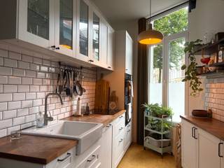 <p><span>In de geliefde Boomgaardstraat bevindt zich deze charmante woning met <strong>één slaapkamer </strong>verdeeld over drie verdiepingen. Dankzij de verschillende niveaus blijf je telkens nieuwe hoekjes en kantjes ontdekken.</span></p>
<p><span>Op het gelijkvloers kom je binnen in de keuken en eetruimte. De sfeer? Die zit meteen goed! Verder beschikt deze verdieping over een gastentoilet en leidt deze naar een <strong>ruime, bruikbare kelder</strong>, ideaal als extra bergruimte. Hier is bovendien de mogelijkheid om een wasplaats te voorzien.</span></p>
<p><span>De <strong>eerste verdieping</strong> vormt de gezellige leefruimte. Ook hier wordt het karakter van de woning doorgetrokken met een mooie authentieke vloer en een fijne lichtinval. Een aangename plek om te ontspannen of om gasten te ontvangen.</span></p>
<p><span>Op de <strong>tweede verdieping</strong> bevindt zich de slaapkamer met aansluitend een charmante <strong>mezzanine</strong>. Deze extra ruimte kan volledig naar eigen wens worden ingericht: als leeshoek, zithoek, bureau of gewoon als jouw eigen gezellige plekje. Vanuit de slaapkamer heb je toegang tot de badkamer, uitgerust met een tweede toilet, douche en ligbad.</span></p>
<p><span>Ook de <strong>ligging</strong> is een absolute troef. In de buurt vind je tal van gezellige adresjes voor een goede koffie, een uitgebreide lunch of een gezellig diner. Zo liggen onder andere <strong>Barchel</strong>, <strong>Barnini</strong> en <strong>Le Pain Quotidien</strong> in de omgeving. <br /><br />Ook voor wie zich graag vlot door de stad verplaatst, zit je hier goed: <strong>het Centraal Station, tram- en bushaltes </strong>zijn gemakkelijk bereikbaar, net als de belangrijkste invalswegen.<br /></span><span></span><br />- Huurprijs: 1.200 EUR per maand<br />- Kosten water, gas en elektriciteit zijn apart<br />- Huurwaarborg = 3 maanden huur<br />- Woninghuurovereenkomst startende 1 jaar (met mogelijkheid tot verlenging)<br />- Kosten plaatsbeschrijving = 50/50 tussen huurder en verhuurder<br />- Niet bemeubeld</p>
<p>Graag deze woning verder ontdekken? Plan gerust een bezoek in via volgende link: https://jamar.immo/te-huur/charmante-hoekwoning-met-1-slaapkamer-en-authentieke-elementen/ bij de knop "bezoek aanvragen"<br />Nog vragen? Contacteer roxanne@jamar.immo</p>