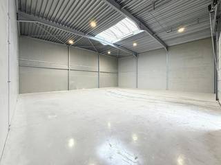 Dit nieuwbouwmagazijn te huur is gelegen aan de Léon Bekaertlaan in Aalter, een goed bereikbare bedrijvenzone met een vlotte verbinding naar de belangrijkste verkeersassen. Dankzij de nabijheid van de E40 en de N44 is de locatie zowel richting Gent als Brugge vlot bereikbaar.<br /><br />Oppervlakte:<br />238 m²<br /><br />Bouwjaar:<br />2025<br /><br />Specificaties:<br />- Vrije hoogte: 6,2 meter <br />- Polybetonvloer<br />- Steeldeck<br />- 3x400V 40A<br />- Regenput van 10.000 liter per unit<br />- 4 staanplaatsen<br /><br />Hebt u interesse in dit magazijn te huur in Aalter? Vraag meer info of plan een bezoek in via 09 245 35 35 of business.gent@dewaele.com<br /><br />Bestuursmaatregelen in het maatregelenregister: nee