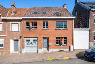 Zeer ruime gezinswoning met authenticiteit op een perceel van net geen 1000m².<br />We betreden de woning via een ruime inkomhall die toegang heeft tot de zeer ruime leefruimte. Aansluitend is een aangename leefkeuken. Verder bevinden ze op het gelijkvloers nog een afzonderlijk toilet en een eerste slaapkamer, bureau,... met zicht op de tuin.<br />Op de verdieping zijn drie royale slaapkamers en de badkamer voorzien van bad, douche, meubel en nachttoilet. De zolderruimte is momenteel ingericht als vijfde slaapkamer maar kan desgewenst nog opgesplitst worden. Bijkomende troef : zeer grote en hoge inpandige garage!<br />Op wandelafstand park Breivelde, centrum Zottegem, onderwijs, sportinfrastructuur, .... <br />Uw bezoek plant makkelijk in via 09/328.57.78<br />Raadpleeg JUNOvastgoed.be voor extra informatie en documenten!