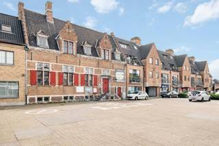 Bent u op zoek naar een uitzonderlijk vastgoedproject? Wij presenteren u het oude gemeentehuis van Veldegem, gelegen aan de charmante Markt 10. Dit prachtige pand, met een royale oppervlakte van 681m², biedt ongekende mogelijkheden voor wie durft te dromen. Historische look met modern potentieel Het gemeentehuis straalt karakter en geschiedenis uit, en wacht op een ambitieuze eigenaar die zijn potentieel ziet. Hoewel het volledig gerenoveerd moet worden, biedt dit u de kans om het geheel naar uw eigen smaak en visie te transformeren. Of u nu droomt van een majestueuze privéwoning, een stijlvolle B&B, het bouwen van appartementen of een innovatief bedrijfsgebouw – de mogelijkheden zijn eindeloos. Met 681m² aan ruimte heeft u de vrijheid om groots te denken. Gelegen in het hart van Veldegem aan de Markt, geniet u van een uitstekende zichtbaarheid en bereikbaarheid. Uw Droom, Uw Ontwerp Dit is niet zomaar een pand; het is een kans om een stukje geschiedenis nieuw leven in te blazen en uw stempel erop te drukken. Stel u voor: hoge plafonds, originele elementen gecombineerd met hedendaags comfort en luxe. Het eigendom wordt verkocht onder de vorm van STARTPRIJS. Elk bod hoger dan deze prijs wordt voorgelegd aan de gemeente die er al dan niet kan op ingaan. Ereloon ten laste van koper. Voor meer informatie bel Nicola op het nummer 0479/43 30 86 of mail nicola.verhelst@acasa.immo