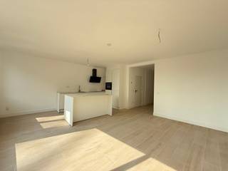 Ruim centrumappartement dat recent een grondige renovatie onderging (83m²). Prima gelegen in een rustige en kleinschalige residentie op...