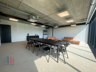 Uitstekend gelegen en instapklare<strong> kantoorruimte van 364 m²</strong> te huur op een toplocatie in Ternat, op amper 1 minuut van de op- en afrit van de E40. Dankzij deze strategische ligging geniet het gebouw van een uitstekende bereikbaarheid richting Brussel, Gent en Aalst, ideaal voor bedrijven die zichtbaarheid en mobiliteit willen combineren.<br /><br />Dit kantoorruimte werd kwalitatief afgewerkt en beschikt over vergaderzalen, stijlvolle glazen wanden die zorgen voor een maximale lichtinval, grote raampartijen met een aangenaam groen uitzicht, een volledig uitgeruste keuken, lift en praktische opbergruimte. Daarnaast is het kantoor voorzien van dubbele beglazing en energiezuinige ledverlichting, wat bijdraagt aan een comfortabele en professionele werkomgeving.<br /><br />Bovendien zijn er verschillende aanwezige kantoormeubelen die eventueel kunnen worden overgenomen, wat een extra troef vormt voor bedrijven die snel en efficiënt willen opstarten.<br /><br />Extra troeven zijn de ruime parkeermogelijkheden aan het gebouw en de aanwezigheid van meerdere laadpalen voor elektrische voertuigen.<br /><br />Contacteer <strong>PANORAMA B2B</strong> voor bijkomende inlichtingen, plannen of een vrijblijvend plaatsbezoek via <strong>0477 09 00 09.</strong>