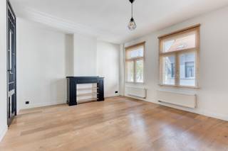 Op een boogscheut van het centrum van Antwerpen, het pittoreske Centraal Station en de Zoo van Antwerpen, vinden we deze uiterst ruime duplex terug. <br /><br />Bij het betreden van het appartement komen we direct uit op de ruime open keuken, volledig geïnstalleerd met toestellen van Zanussi. Zo heeft het een inductiekookplaat met dampkap, een vaatwasser, ijskast, vriezer en oven. Aansluitend is er een nog een handige aparte toilet. <br /><br />op een tussenverdieping vinden we aan de voorzijde van het gebouw een ruime leefruimte terug op een goed onderhouden parketvloer met zicht op de Zoo van Antwerpen. De grote boekenkast vult deze ruimte mooi aan. De grote raampartijen zorgen voor een aangename en lichtrijke omgeving. Aan de achterzijde van het gebouw vinden we de eetruimte terug, dat aansluit op een terras met zicht op het groen en waar men kan genieten van volledige privacy. <br /><br />op de derde verdieping vinden we nog 2 slaapkamers terug en een ruime badkamer, voorzien van een inloopdouche, toilet en lavabo.