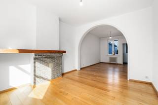 [[ DIT PAND NEEMT DEEL AAN DE ERA OPEN HUIZEN DAG OP 13/6 VAN 13:00 TOT 14:00 ]]
<p>Te koop: karaktervolle gesloten bebouwing in de Buffelstraat, hartje Gent, op wandelafstand van Muinkpark en Zuidpark.</p>

<p>Deze ruime instapklare woning uit de jaren 1920 combineert authentieke charme met praktische indeling. Met vier volwaardige slaapkamers én een zolder biedt ze alle ruimte voor een gezin of wie graag extra werk- of hobbyruimte heeft. De prachtige gevel geeft het huis een statige uitstraling, terwijl de ligging in een residentiële buurt nabij openbaar vervoer en invalswegen zorgt voor een vlotte verbinding.</p>

<p>Belangrijkste ruimtes:<br />• Gezellige woonkamer met natuurlijke lichtinval<br />• Eetkamer aansluitend op de keuken<br />• Functionele keuken met toegang tot de bijkeuken<br />• Vier slaapkamers, elk met voldoende ruimte<br />• Badkamer met douche en wastafel<br />• Zolder, ideaal als extra opslag of hobbyruimte<br />• Kelder voor bijkomende bergruimte</p>

<p>Troeven:<br />• Ruime instapklare woning met 4 slaapkamers én zolder<br />• Vlakbij Muinkpark én Zuidpark<br />• Prachtige gevel met authentieke uitstraling</p>

<p>Neem vandaag nog contact op met je ERA-makelaar voor een bezoek. JOUW DROOMHUIS. ZO GEVONDEN!</p>