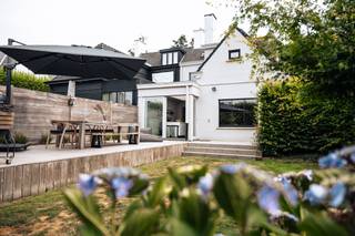 Karaktervolle en energiezuinige gezinswoning in de geliefde Pius X-wijk te KortrijkDeze volledig gerenoveerde woning op een toplocatie combineert...