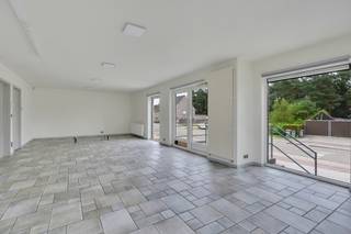 Vous recherchez un bien où vie privée et activité professionnelle se combinent parfaitement ? Alors cette spacieuse maison de commerce à...