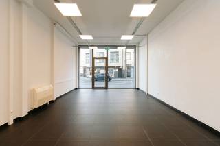 <p><strong>Dit handelsgelijkvloers ligt op een absolute toplocatie met hoge passage. Je bent omringd door een sterke mix van winkels, horeca en commerciële trekpleisters. Openbaar vervoer (bus/tram) en ruime parkeermogelijkheden bevinden zich vlakbij, terwijl de A12 en E19 zorgen voor uitstekende bereikbaarheid. Het is de ideale setting voor wie zichtbaarheid, toegankelijkheid en een stabiele klantenstroom belangrijk vindt.</strong><span> </span></p><p><br /></p><p><span>De ruime handels of kantoorruimte biedt een brede etalage met veel lichtinval. Achteraan vind je een praktische keuken en een royale berging voor stockage of extra functionaliteit. Twee afzonderlijke toiletten verhogen het comfort voor personeel en bezoekers. Met ca. 110 m² bruikbare oppervlakte is er alle ruimte om jouw concept professioneel uit te bouwen. </span></p><p><br /></p><p><strong>Troeven</strong><span> </span></p><ul><li><span>Centrale </span><strong>A-locatie</strong><span> met hoge zichtbaarheid en passage </span></li><li><span>Vlotte bereikbaarheid via </span><strong>bus en tram</strong><span> </span></li><li><span>Snelle verbindingen met </span><strong>A12</strong><span> en </span><strong>E19</strong><span> </span></li><li><strong>Ruime, gratis</strong><span> openbare parkings in de nabije omgeving </span></li><li><span>Commerciële omgeving met grote ketens én kwaliteitsvolle speciaalzaken </span></li><li><strong>Interessante investering</strong><span>mogelijkheden</span></li></ul><p><br /></p>
