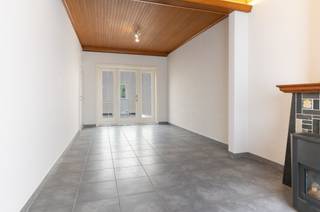 <p>Charmante gesloten woning in Sint-Niklaas, gelegen in een residentiële woonkern nabij scholen en belangrijke invalswegen.</p>

<p>Deze woning uit de periode 1925 combineert karakter met een praktische indeling en een centrale ligging. De gezellige leefruimtes en de aangename veranda zorgen voor een warme woonbeleving. Met twee slaapkamers, een aparte bureauruimte en een stadstuin van 30 m² biedt deze woning heel wat mogelijkheden voor starters, koppels of kleine gezinnen. Dankzij de vlotte bereikbaarheid en de nabijheid van voorzieningen geniet je hier van comfortabel wonen in Sint-Niklaas. De woning beschikt bovendien over een EPC-label D.</p>

<p>• Inkomhal met toegang tot de leefruimtes<br />• Gezellige woonkamer van 20,92 m² met natuurlijke lichtinval<br />• Functionele keuken van 7,79 m² uitgerust met elektrische kookplaat, oven en spoelbak<br />• Veranda van 11,65 m² met zicht op de tuin<br />• Praktische wasplaats met aansluiting voor wasmachine en droogkast<br />• Apart toilet<br />• Badkamer van 4,66 m² met ligbad, toilet en lavabo<br />• Bureel van 3,32 m² ideaal voor thuiswerk of hobbyruimte<br />• Twee slaapkamers van 12,06 m² en 10,13 m²<br />• Aangename tuin van 30 m²</p>

<p>• Centrale ligging nabij scholen, winkels en invalswegen<br />• Gezellige veranda met aansluiting op de tuin<br />• Praktische indeling met bureauruimte en twee slaapkamers</p>

<p>Neem vandaag nog contact op met je ERA-makelaar voor een bezoek. JOUW DROOMHUIS. ZO GEVONDEN!</p>