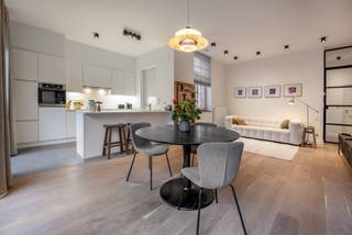 <p>Dit charmante gelijkvloers appartement is gelegen in de Zandstraat 14 te Zoersel, in een groene en residentiële omgeving met een uitstekende bereikbaarheid. Dankzij de vlotte verbinding naar de E34 en omliggende gemeenten zoals Zoersel-centrum, Halle en Sint-Antonius woont u hier centraal, met winkels, scholen, sportfaciliteiten, een speeltuin en openbaar vervoer in de nabije omgeving.</p>
<p>Via de verzorgde inkomhal betreedt u de lichtrijke leefruimte. Grote raampartijen en hoge plafonds zorgen voor een aangenaam ruimtegevoel en veel natuurlijke lichtinval. Aansluitend bevindt zich de functionele keuken met voldoende opbergruimte en een praktische verbinding met de leefruimte.</p>
<p>Het appartement beschikt over twee volwaardige slaapkamers die flexibel kunnen worden ingericht als slaap-, bureau- of hobbyruimte. Verder zijn er een apart toilet, een badkamer met lavabomeubel en inloopdouche, en een ruime wasplaats/berging die extra comfort en opbergruimte biedt.<br /><br />Een absolute troef is de onderhoudsvriendelijke tuin met terras, waar u in alle comfort kunt genieten van het buitenleven. De ruime oprit voor het gebouw biedt extra parkeergelegenheid. Via een aparte toegang bereikt u bovendien rechtstreeks de keuken en de tuin, wat bijzonder praktisch is in het dagelijkse gebruik.</p>
<p>Bij het appartement hoort een ruime ondergrondse parkeerplaats van circa 23 m², verplicht bij aan te kopen aan €25.000. Daarnaast is er een aparte kelderberging, eveneens verplicht bij aan te kopen aan €5.000. Optioneel kan een tweede ondergrondse parkeerplaats worden aangekocht.<br /><br />Meer informatie of een bezoek ter plaatse?<br />Neem vrijblijvend contact op met Kato via kato@reds.be</p>
