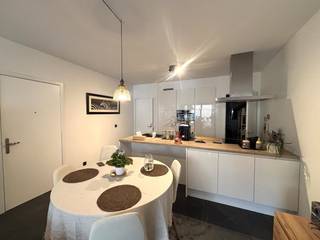 Modern appartement te huur in het centrum van Hasselt, ideaal voor wie comfortabel en energiezuinig wil wonen op een toplocatie. Dankzij de...