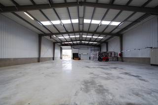 In industriezone Diebeke te Geraardsbergen is een bedrijfsgebouw te huur op een perceel van 2840m². Het gebouw bestaat uit een magazijn van 420m²...