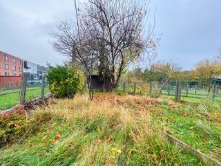 TE RENOVEREN BURGERWONING met GARAGE EN ACHTERLIGGGEND MAGAZIJN (50m²)  nabij CENTRUM oudenaarde. Deze GESLOTEN BEBOUWING met KARAKTERVOLLE...