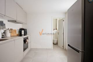 <p><span>Instapklaar &amp; stijlvol appartement voor starters in Schoten!</span></p><p><span>Ben jij op zoek naar je </span><span>eerste eigen plek</span><span> of een slimme investering? Dan is dit </span><span>volledig gerenoveerde appartement (2024)</span><span> exact wat je zoekt!</span></p><p><span>Gelegen op de </span><span>2de verdieping (zonder lift)</span><span> ideaal voor wie geen schrik heeft van een trapje en houdt van een actievere levensstijl vind je dit </span><span>lichte en modern appartement</span><span>.</span></p><p><span>De </span><span>ruime woonkamer </span><span>geeft je een instant "thuis gevoel" een super praktische</span><span> keuken</span><span> met aparte eethoek, moderne badkamer en de ruime slaapkamer maakt dit appartement compleet.</span></p><p><span>In het kort:<br /></span><span>1 ruime slaapkamer</span><span><br /></span><span>Moderne badkamer met inloopdouche en toilet</span><span><br /></span><span>Elektriciteit conform</span><span><br /></span><span>EPC-label D<br />Asbestveilig<br />Geen lift -> lage vaste kost </span></p><h3><span>Waarom dit jouw match is:</span></h3><p><span>Volledig vernieuwd gewoon verhuizen en genieten !<br />Perfect voor starters of jonge koppels<br />Centrale ligging nabij winkels, openbaar vervoer en verbindingswegen</span></p><p><span>Klaar om je eerste eigen stek te bemachtigen? Contacteer </span><span>Verlimmo </span><span>en plan je bezoek: <span>www.verlimmo.be</span></span><span> of 03 658 95 58</span></p><p><span>*De vermelde bewoonbare oppervlakte is gebaseerd op de bruikbare vloeroppervlakte zoals vermeld op het EPC-verslag</span></p><p><span> </span></p><p><span> </span></p><p><span> </span></p>