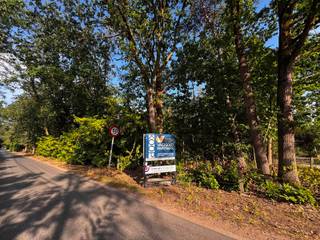 In een rustige en bosrijke omgeving langs Beerseheide te Lille bevindt zich dit perceel bosgrond met een oppervlakte van 2.870 m².<br /><br />De ligging wordt gekenmerkt door haar groene karakter, beperkte passage en nabijheid van uitgestrekte natuur- en recreatiezones. Een ideale omgeving voor wie op zoek is naar rust, privacy en een plek midden in het groen.<br /><br />Het perceel beschikt over een straatbreedte van 50 meter en een diepte van 72,50 meter, wat zorgt voor een mooie, bruikbare configuratie.<br /><br />Het goed is gelegen in een gebied voor verblijfsrecreatie, maar is momenteel niet bebouwbaar. Volgens de geldende stedenbouwkundige voorschriften en de toepasselijke verordening kan er geen vergunning verkregen worden, aangezien het perceel niet gelegen is langs een voldoende uitgeruste weg conform de VCRO.<br /><br />Het perceel wordt bijgevolg verkocht als bosgrond.<br /><br />Interesse in een rustig gelegen stuk natuur op een goed bereikbare locatie? Neem gerust contact op voor meer informatie.