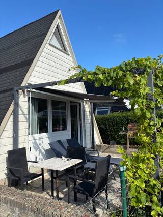 Bemeubeld Vakantiehuisje op eigen grond te dunepark<br />Achteraan in rustige gedeelte van het park nr 204 <br />Slaapplaats zes personen <br />Badkamer met wc en douche<br />Volledige keuken met electrisch vuur<br /><br />Terras vooraan met zicht in de straat<br />Achteraan tuintje met groot tuinhuis <br />Oprit parking aan linkerzijde huisje <br /><br />Alle conformt , verwarming op pellets of electriciteit, warmwater op electriciteit <br />Enkel te bezichtigen na afspraak <br />Asbestveilig <br />EPC F <br />Electriciteit gekeurd <br />Domein met zwembad , tennisveld en speeltuin op 900 meter van zee <br />Prijs exl notariskosten / registratie <br />Recht van eigenaar <br /><br />